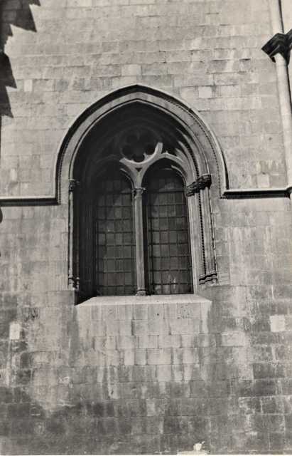 Anonimo — Domenico da Capodistria - sec. XV - Vicovaro, Tempietto di S. Giacomo Maggiore, bifora gotica con rosone polilobo e fasci di colonnine — particolare